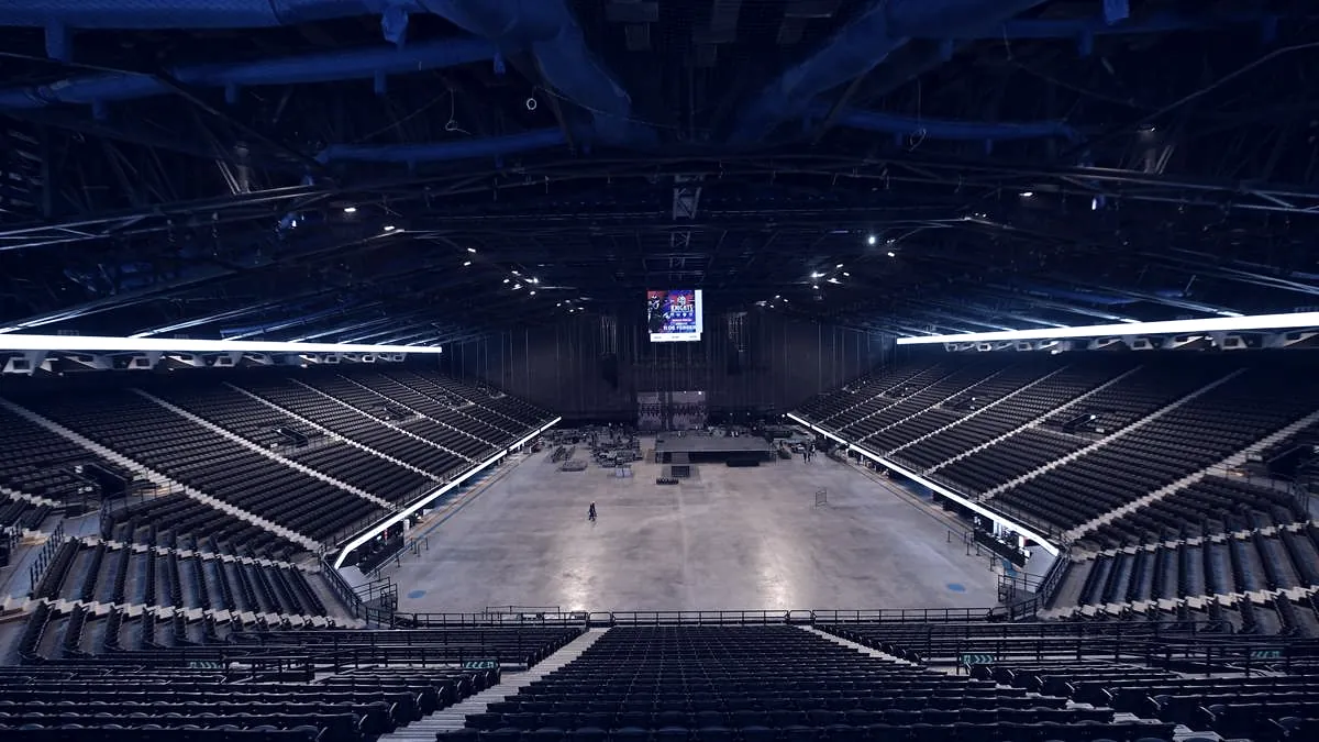 Interior del Coliseo MedPlus: tribunas y cancha vacías